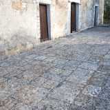 ...che conduce a un vialetto lastricato